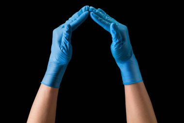 Doktorlar steril tıbbi eldivenler veriyorlar. Siyah üzerinde kalp şeklinde izole edilmiş.