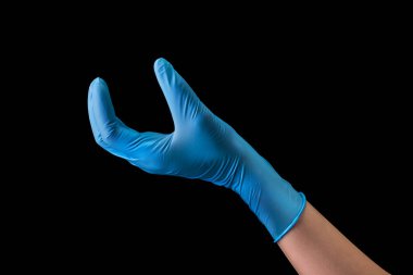 Doktorlar steril tıbbi eldiven veriyorlar. Siyah üzerine izole edilmiş bir şey var.