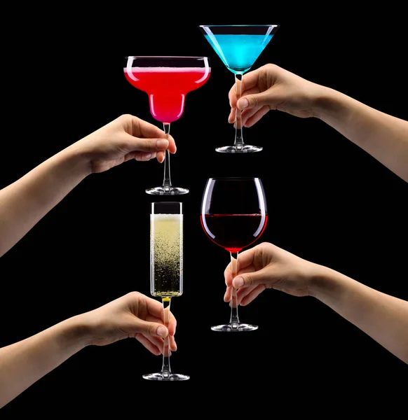 Set Hände Die Cocktails Isoliert Auf Schwarzem Hintergrund Halten — Stockfoto