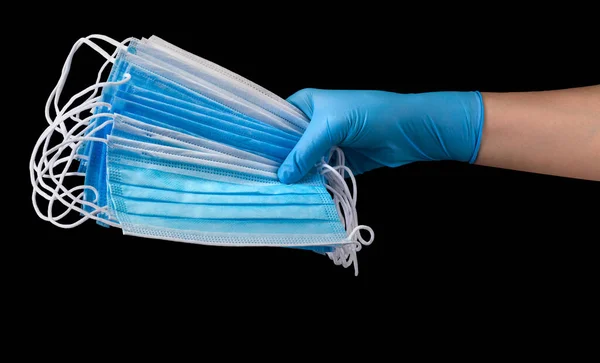 Рука Доктора Медицинских Перчатках Кучей Масок Изолированных Черном Фоне Вырезкой — стоковое фото