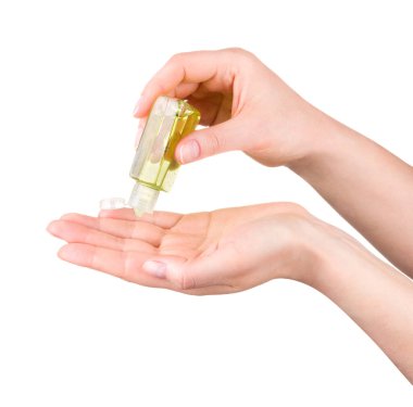 Kadın elleri kesme yolu ile beyaz arka planda izole edilmiş antibakteriyel jel dezenfektanı kullanır. Hijyen ve Covid-19 'dan koruma kavramı