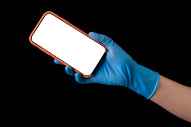 Doktorlar, siyah üzerine izole edilmiş telefonları tutan tıbbi eldivenleri teslim ediyorlar.