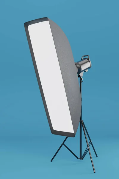 Foto studio di illuminazione stand con flash e softbox sullo sfondo blu — Foto Stock