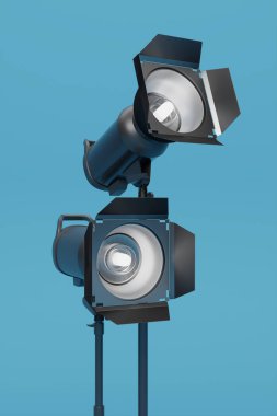 Fotoğraf stüdyosunun ışıklandırması mavi arka planda flaş ve yumuşak kutuyla duruyor.