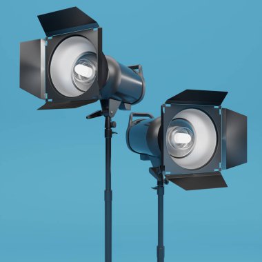 Fotoğraf stüdyosunun ışıklandırması mavi arka planda flaş ve yumuşak kutuyla duruyor.