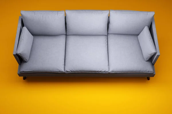 Graue Couch Mit Kissen Auf Gelbem Studiohintergrund Rendering Und Illustration — Stockfoto