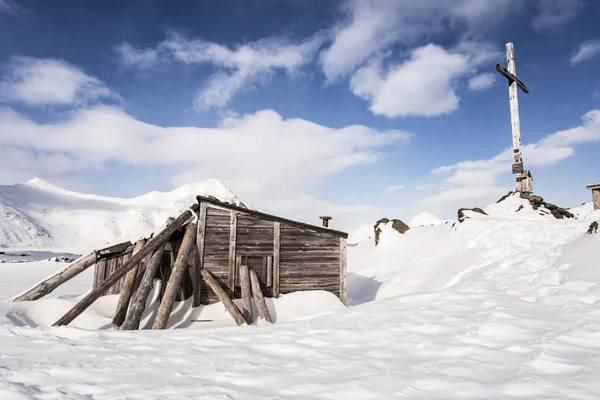 Зимний Пейзаж Заснеженным Деревянным Домом — стоковое фото