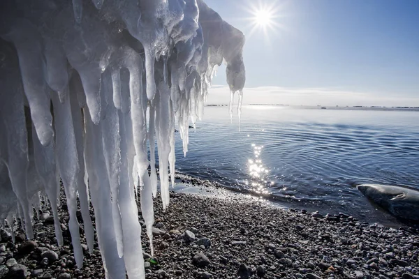 Buz parçaları ve buz saçaklarının muhteşem bir resmi.