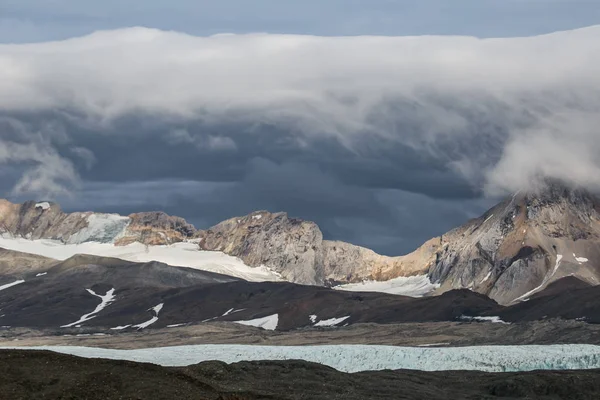 Foto Van Prachtige Rotsachtige Besneeuwde Bergen Met Lage Mooie Grijze — Stockfoto