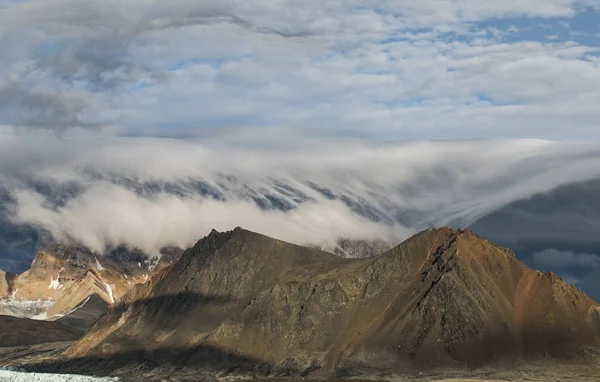 Photos Gorgeous Rocky Snowy Mountains Low Beautiful Grey Clouds — Stock Photo, Image