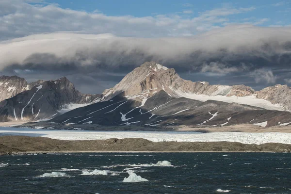 Fotos Magníficas Montañas Nevadas Rocosas Con Nubes Grises Hermosas Bajas —  Fotos de Stock