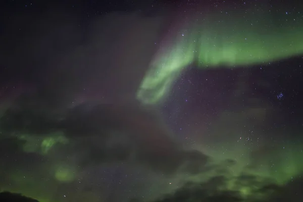Noorderlicht Boven Bewolkte Nachtelijke Hemel — Stockfoto