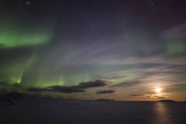 Északi Fények Felhős Éjszakai Égbolt Felett — Stock Fotó
