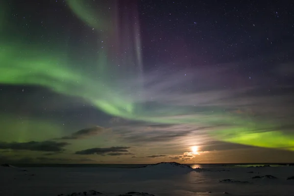 Noorderlicht Boven Bewolkte Nachtelijke Hemel — Stockfoto