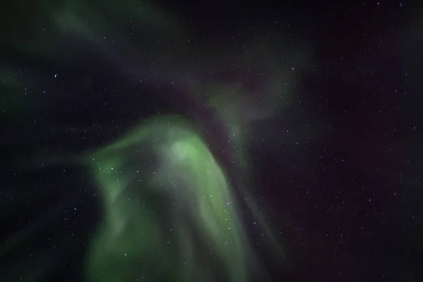 Noorderlicht Boven Bewolkte Nachtelijke Hemel — Stockfoto