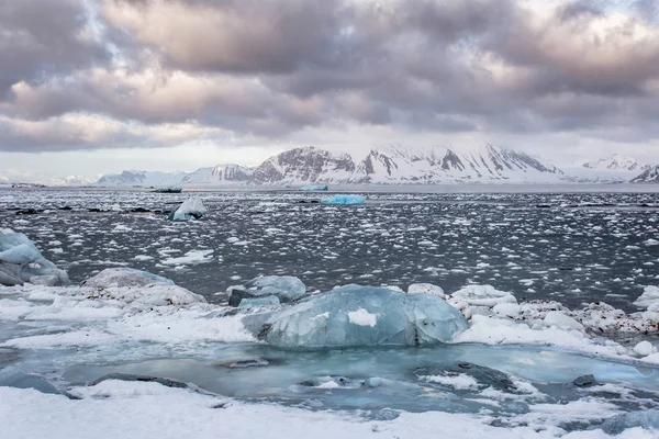 Fotografie Jezera Spoustou Rozdrcených Ledových Bloků — Stock fotografie