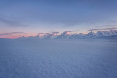 Karlı dağlarda Pastel renkli günbatımı