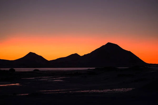 Яскравий Барвистий Захід Сонця Над Гірськими Силуетами — стокове фото