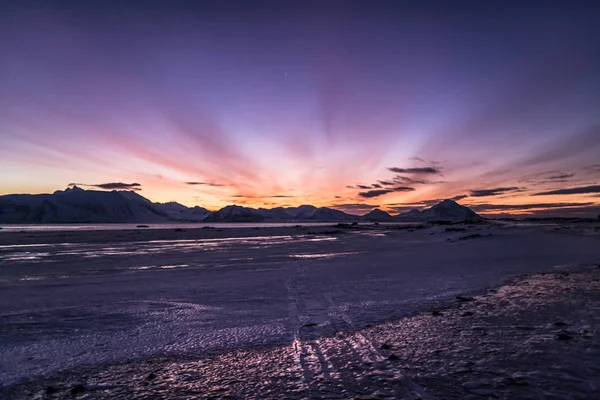 Incrível Pôr Sol Colorido Sobre Neve Paisagem Fria Gelada — Fotografia de Stock