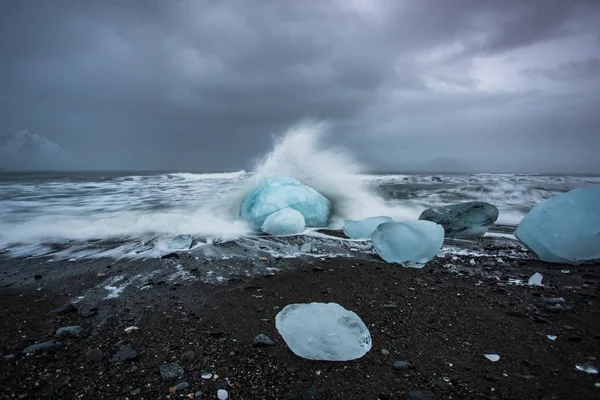 해변에 얼음처럼 바위들 — 스톡 사진