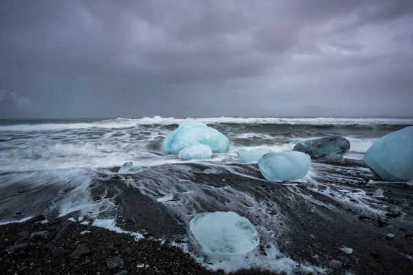 Хвилі Падають Крижані Блоки Кам Яному Арктичному Березі — стокове фото