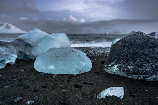 海岸上结冰的巨石 — 图库照片