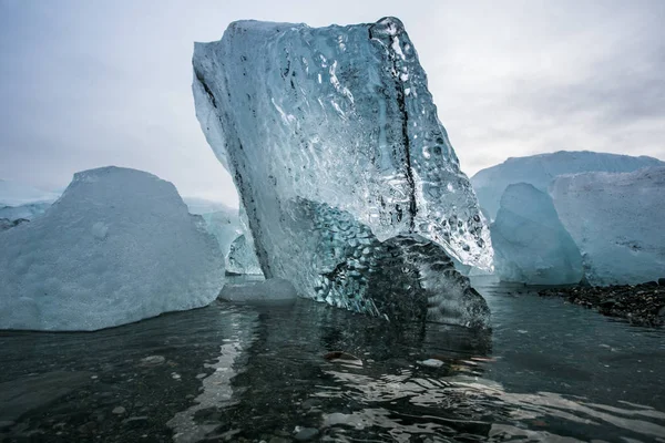 Ледяные Валуны Берегу Моря — стоковое фото