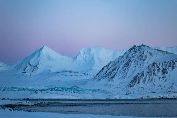 Παστέλ Χρωματιστό Ηλιοβασίλεμα Στα Χιονισμένα Βουνά — Φωτογραφία Αρχείου