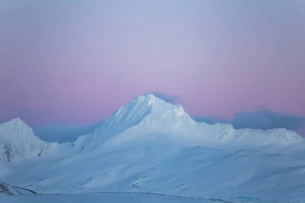 Karlı dağlarda Pastel renkli günbatımı