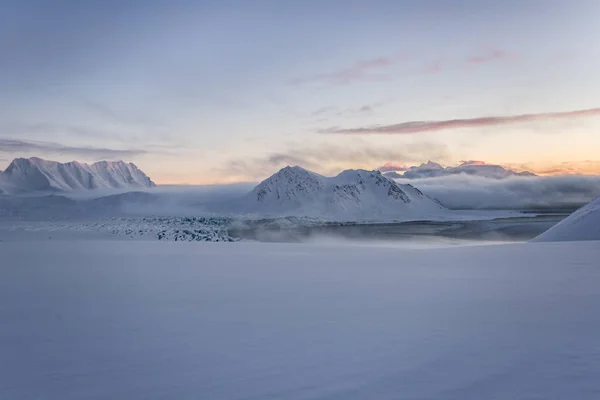 Pembe Mavi Tonlarda Yumuşak Karlı Yüzey Arka Planda Dağlar — Stok fotoğraf