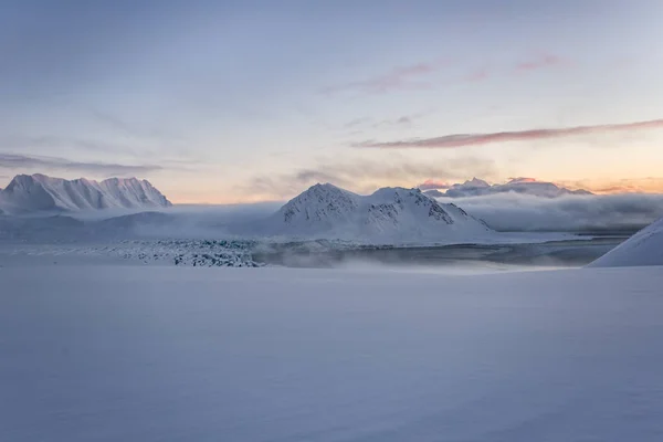 Glad Besneeuwd Oppervlak Pastelroze Blauwe Tinten Met Bergen Achtergrond — Stockfoto