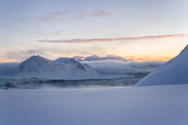 Smidig Snöig Yta Pastellrosa Och Blå Toner Med Berg Bakgrunden — Stockfoto