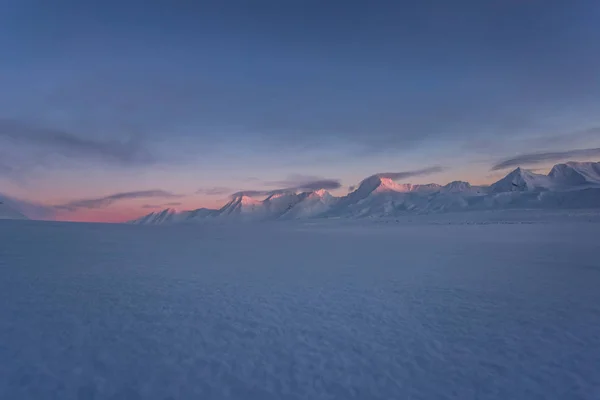 白雪覆盖的高山上的彩色落日 — 图库照片