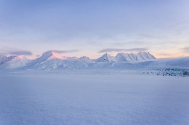 Karlı dağlarda Pastel renkli günbatımı