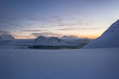 Karlı dağlarda Pastel renkli günbatımı