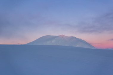 Karlı dağlarda Pastel renkli günbatımı