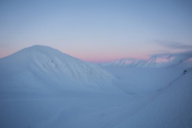 Dağlarda nefes kesici manzara Pastel renkli günbatımı