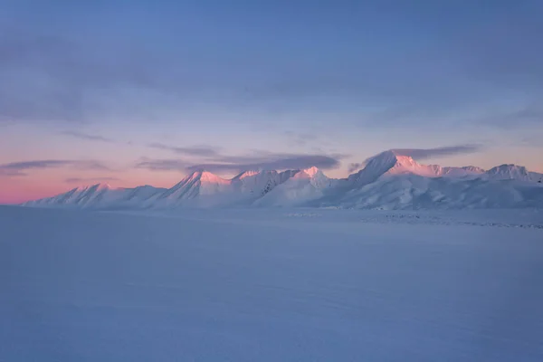 Pastellfärgad Solnedgång Snöiga Bergen — Stockfoto