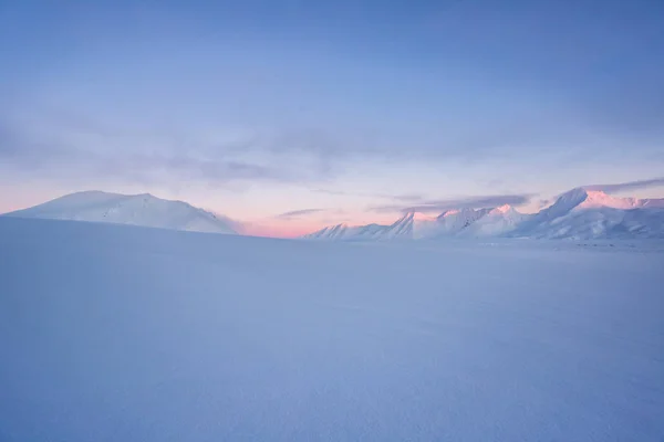 Smidig Snöig Yta Pastellrosa Och Blå Toner Med Berg Bakgrunden — Stockfoto