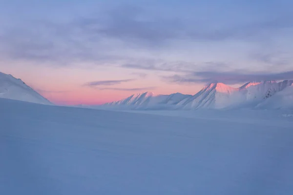 Pastellfärgad Solnedgång Snöiga Bergen — Stockfoto