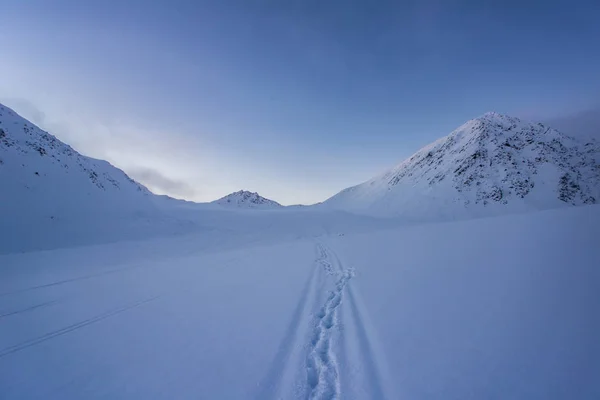 Smidig Snöig Yta Pastellrosa Och Blå Toner Med Berg Bakgrunden — Stockfoto