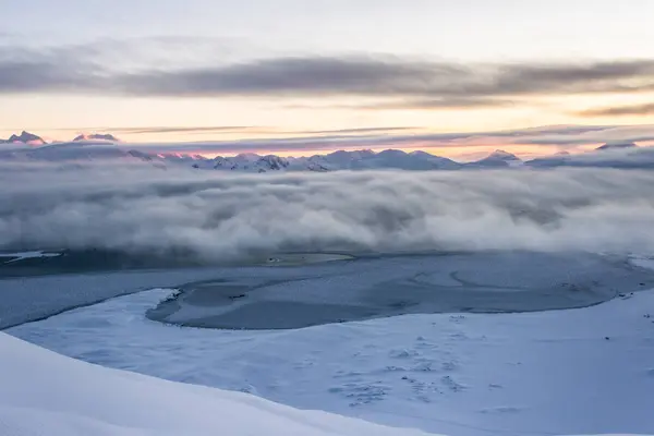 Фото Видом Засніжений Пік Хмарами Красивим Заходом Сонця — стокове фото