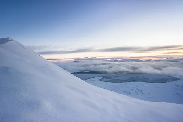 Фото Видом Засніжений Пік Хмарами Красивим Заходом Сонця — стокове фото