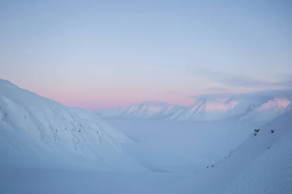 Snöiga Bergstoppar Med Solnedgång Pastelltoner — Stockfoto