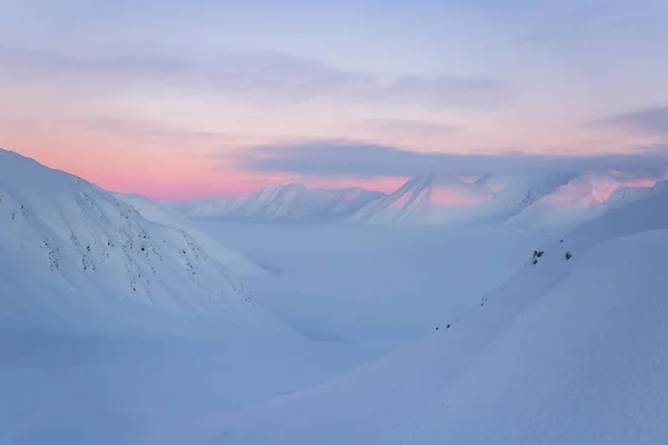 Snöiga Bergstoppar Med Solnedgång Pastelltoner — Stockfoto