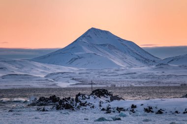 Dağlarda nefes kesici manzara Pastel renkli günbatımı