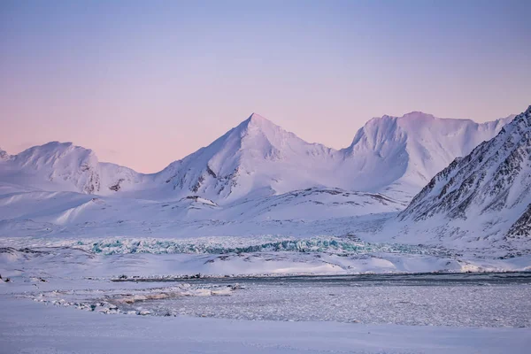 Dağlarda Nefes Kesici Manzara Pastel Renkli Günbatımı — Stok fotoğraf