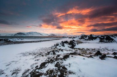 Karlı soğuk ve buzlu arazide inanılmaz renkli gün batımı