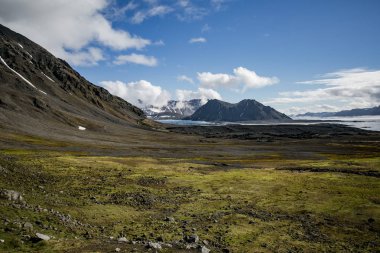 Güzel bulutlarla dağların nefes kesici manzarası