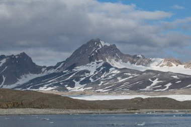 Buzlu karlı dağlar ve su